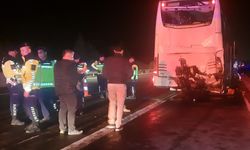 Adana'da tırın tur otobüsüne çarpması sonucu 1'i ağır 15 kişi yaralandı