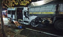 Kocaeli'de işçi servisi ile tırın çarpıştığı kazada 9 kişi yaralandı