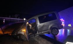 Osmaniye'de refüje devrilen hafif ticari araçtaki 2 kişi yaralandı