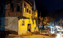 Çanakkale'de kullanılmayan bina sağanak nedeniyle kısmen çöktü