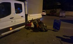 Elektrikli bisikletle kamyonetin altına girdi: 1 yaralı