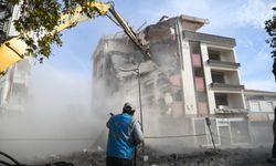 Sındırgı'da yıkım çalışmaları sürüyor