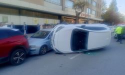 Park halindeki araçlara çarpan otomobil yan yattı