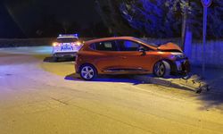 Kontrolden çıkan otomobil, beton direğe çarptı