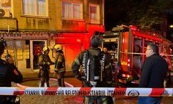 Fatih’te 3 katlı binanın çatısında korkutan yangın