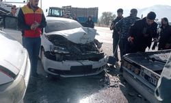 Erzincan'da askeri araç, traktör ve otomobil çarpıştı: 2 yaralı