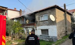 İki katlı evde yangın paniği mahalleyi sardı