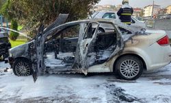 Yakıt aldıktan sonra otomobil alev aldı: 2 araç kullanılamaz hale geldi