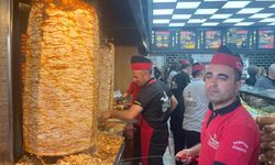 Ankara’da 1 liraya satılan tavuk döner ve ayrana vatandaşlardan yoğun ilgi