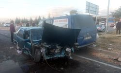 Isparta’da kamyonetle çarpışan otomobil hurdaya döndü