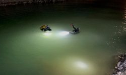 Gölete düşen kamyonet ekipleri harekete geçirdi