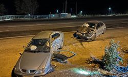 Akaryakıt istasyonuna girmek isteyen araç bir başka araçla çarpıştı