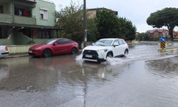 Burhaniye'de sağanak yağış sokakları göle çevirdi