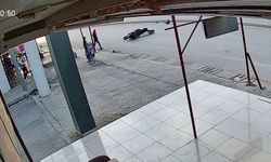 Sokak köpeğine çarpan motosikletli metrelerce sürüklendi