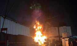 Başakşehir’de sobadan sıçrayan kıvılcımlar iki iş yerini yaktı