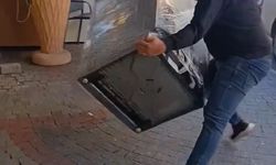 Satın aldığı bulaşık makinesi teşhir ürünü çıkınca mağazanın önüne attı