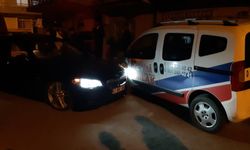 Lüks otomobilin içinde dehşeti yaşadı, kaçarken kaza yaptı