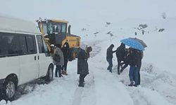 2600 rakımlı bölgede karda mahsur kalan yolcuları belediye ekibi kurtardı