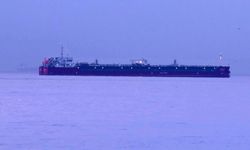 Zehirlenme yaşanan tanker gemisi, günün ilk ışıklarıyla görüntülendi