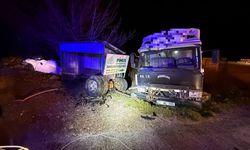 Burdur'da kamyonet ile çarpışan otomobil hurdaya döndü: 1 ölü, 1 yaralı