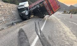 Malatya'da kontrolden çıkan tır istinat duvarına çarptı: 1 yaralı