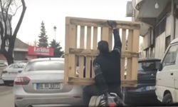 Gaziantep'te tehlikeli yolculuk: Motosiklet üzerinde palet taşıdı