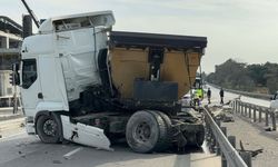 Arnavutköy'de iki kamyon çarpıştı: Sürücü araç içinde sıkıştı