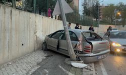 Kontrolden çıkan araç aydınlatma direğine çarpıp hurdaya döndü