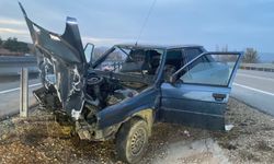 Çorum'da otomobil bariyere çarptı: 2 yaralı