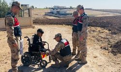 Jandarma engelli gencin reflektör talebini yerine getirdi