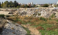 Adana'da kuruyan dere moloz döküm sahasına döndü