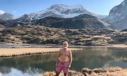 Artvin’de Giresunlu bir dağcı Arsiyan Yaylasında buz gibi gölde yüzdü