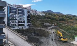 Amasra'da inşaat alanında yaşanan göçüğün ardından 24 dairede yaşayan 70 kişi tahliye edildi