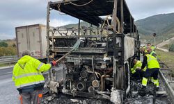 Ortaokul öğrencilerini taşıyan otobüs alevlere teslim oldu