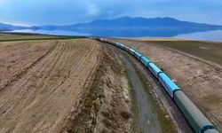 Van-İran seferi yapan yük treni Erçek Gölü kıyısında kartpostallık görüntüler oluşturuyor