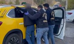 Kendilerini polis ve savcı olarak tanıtarak 558 bin liralık dolandırıcılık yapan şüpheliler yakalandı