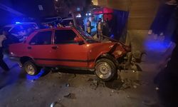 Arnavutköy’de ehliyetsiz sürücü polisten kaçarken kaza yaptı