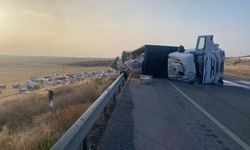 Saman yüklü tır devrildi