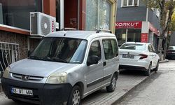 Bilecik'te kaldırımdaki araçlar yayaları çileden çıkarıyor