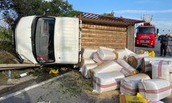 Antalya'da saman yüklü kamyonet devrildi, yol trafiğe kapandı