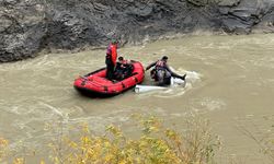 Hakkari'de pikap Zap Suyu'na düştü: 4 yaralı