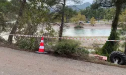 Antalya'da iş makinesinin şarampole devrilmesi sonucu operatör yaralandı