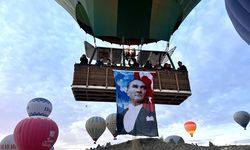 Türk bayrakları ve Atatürk posterleriyle anlamlı uçuş