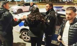 Anne ve baba, avukat kızlarını taksi durağına kilitledi