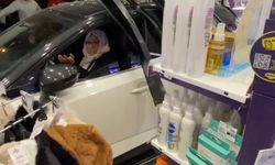 Diyarbakır’da kontrolden çıkan otomobil kozmetik mağazasına daldı