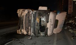 Eyüpsultan'da kontrolden çıkan hafriyat kamyonu yan yattı: 1 yaralı