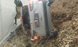 Antalya’da kontrolden çıkıp devrilen otomobilde 5 kişi yaralandı