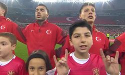 Milli ruh sahada! Seremonide miniklerden "bozkurt" selamı