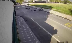 Hatay'da motosikletlerin çarpışması güvenlik kamerasına yansıdı
