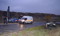 Çorum'da otomobile çarpmamak için manevra yaparken devrilen minibüsün sürücüsü yaralandı